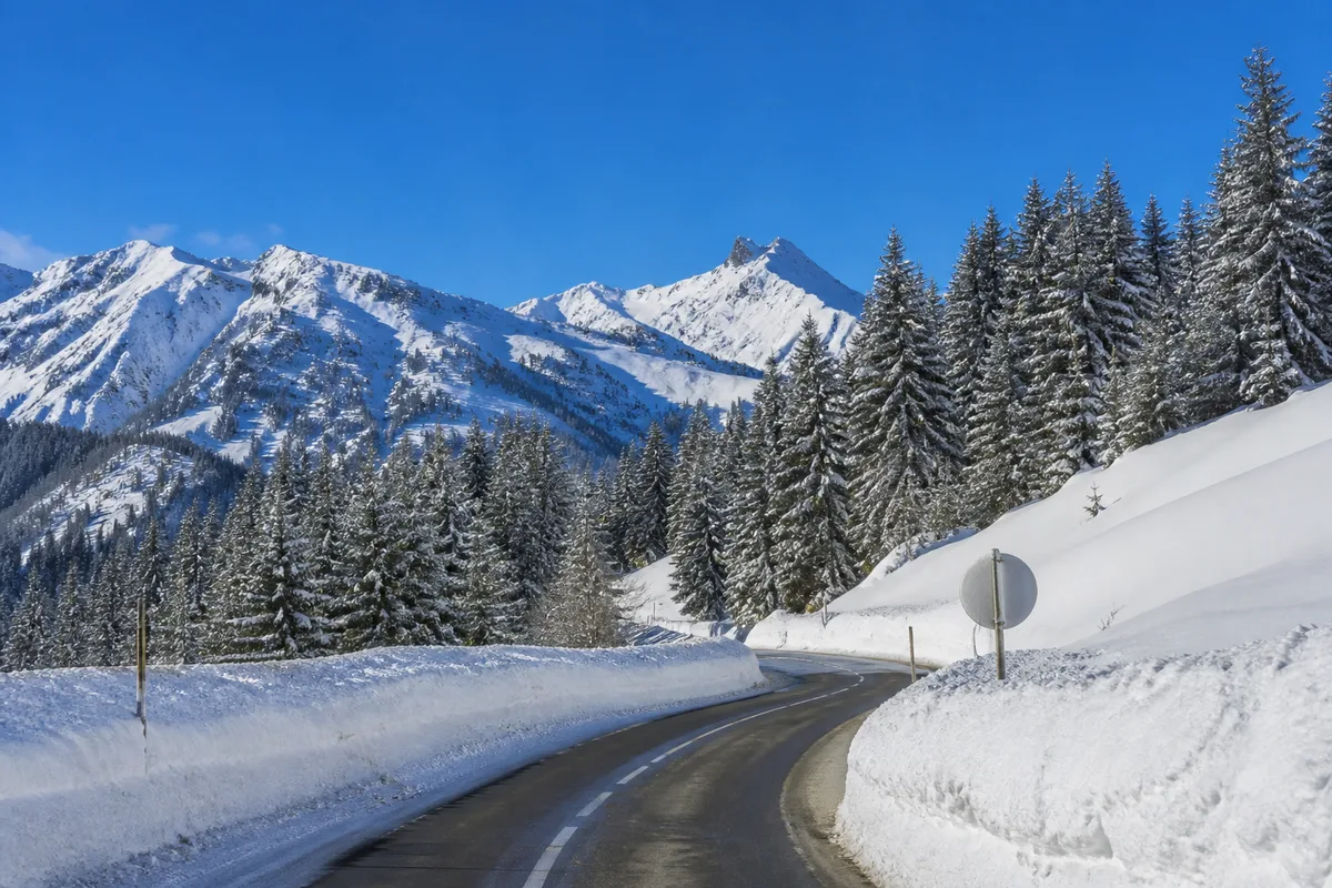 Vacances à la montagne : équipement obligatoire sur la route l'hiver, mal d'altitude, enneigement, protection solaire et sécurité en randonnée.